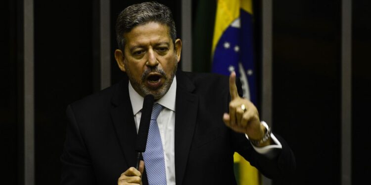 Arthur Lira é eleito presidente da Câmara em 1º turno