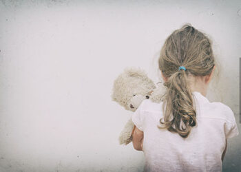 Maioridade atual da vítima não impede aplicação de multa por descumprimento de dever dos pais