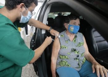 Primeiro dia de vacinação imuniza quase 2,2 mil idosos com 85 anos ou mais