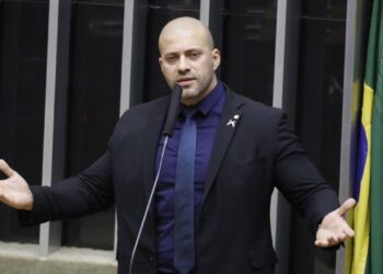 Deputado Daniel Silveira segue para prisão domiciliar