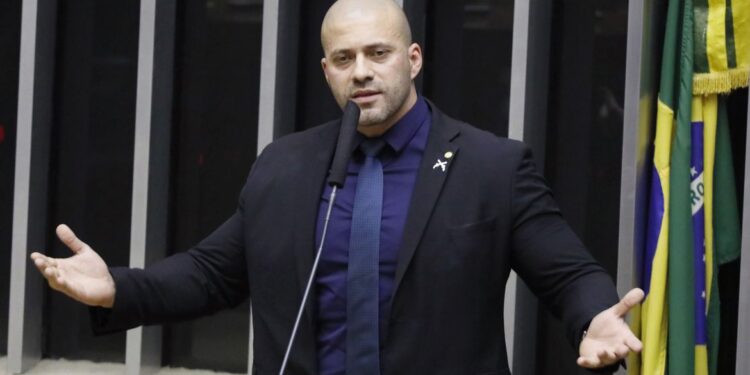 Deputado Daniel Silveira segue para prisão domiciliar
