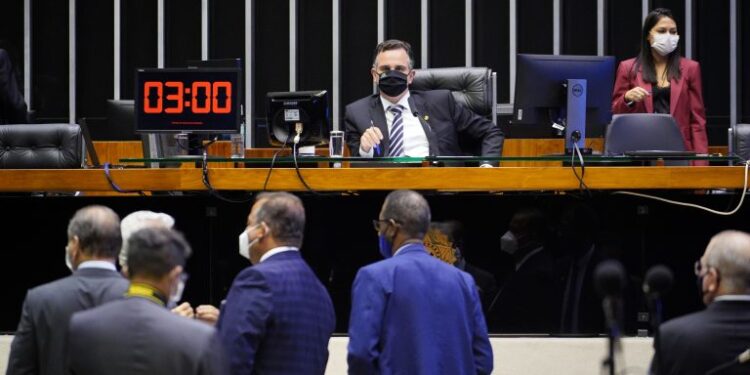 Com derrubada de veto, Congresso assegura indenização a profissionais de saúde incapacitados por Covid-19