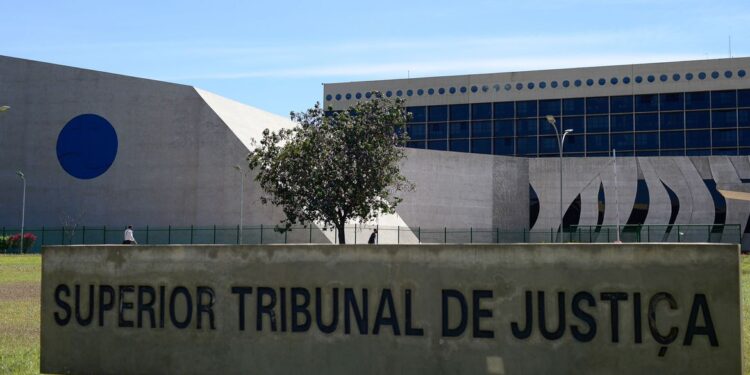 Contratação de detetive particular não é suficiente para justificar ação penal por perturbação da tranquilidade