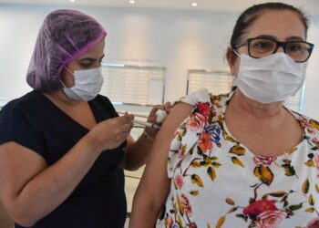 Emoção marca primeiro dia de vacinação contra a Covid-19 em idosos de 60 anos