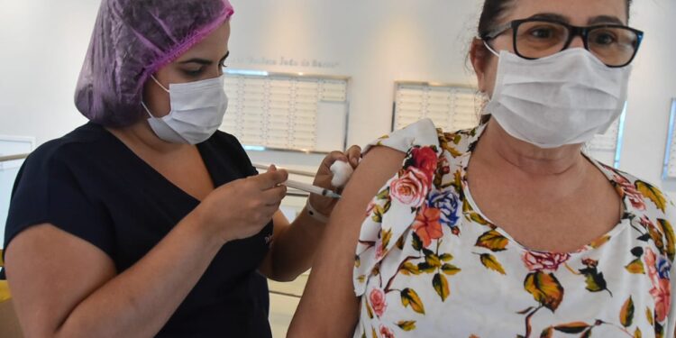 Emoção marca primeiro dia de vacinação contra a Covid-19 em idosos de 60 anos