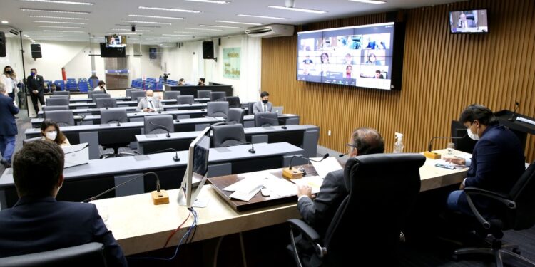 Câmara aprova lei que torna profissionais da educação prioritários na vacinação