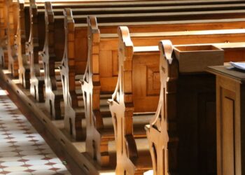 STF decide que estados e municípios podem proibir cultos na pandemia