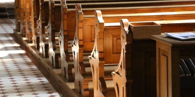 STF decide que estados e municípios podem proibir cultos na pandemia