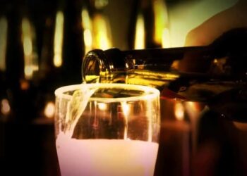 Segue proíbida a venda de bebidas álcoolicas em bares e restaurantes