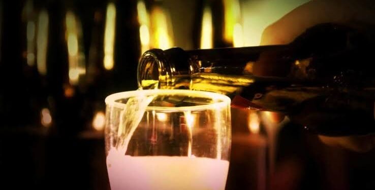 Segue proíbida a venda de bebidas álcoolicas em bares e restaurantes