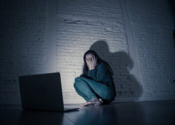 Entra em vigor lei que criminaliza perseguição, inclusive na internet