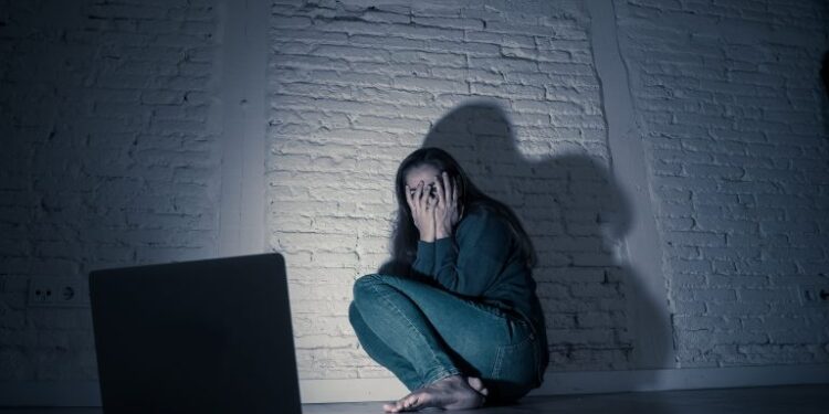 Entra em vigor lei que criminaliza perseguição, inclusive na internet