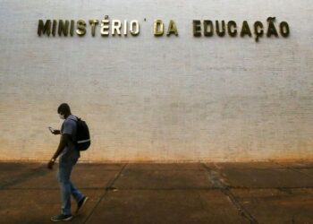 Lei prorroga contratos de servidores temporários na saúde e na educação