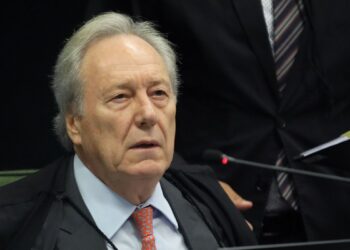 Lewandowski reconhece direito de secretária ao silêncio parcial na CPI