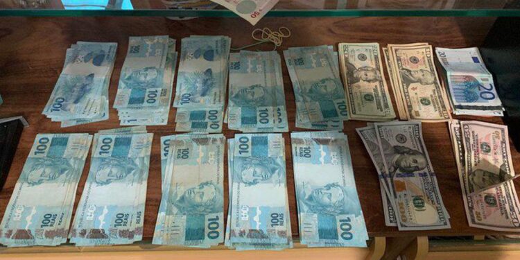 PF faz operação contra lavagem de dinheiro do tráfico de drogas