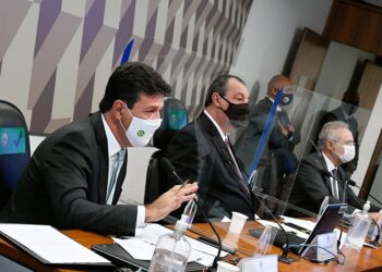 Bolsonaro deu ‘informação dúbia’ sobre pandemia, diz Mandetta