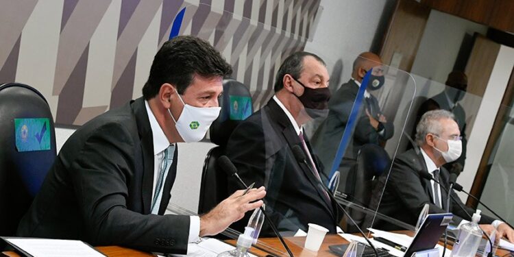 Bolsonaro deu ‘informação dúbia’ sobre pandemia, diz Mandetta