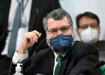 Ernesto Araújo confirma pedido de insumos à Índia para produção de cloroquina