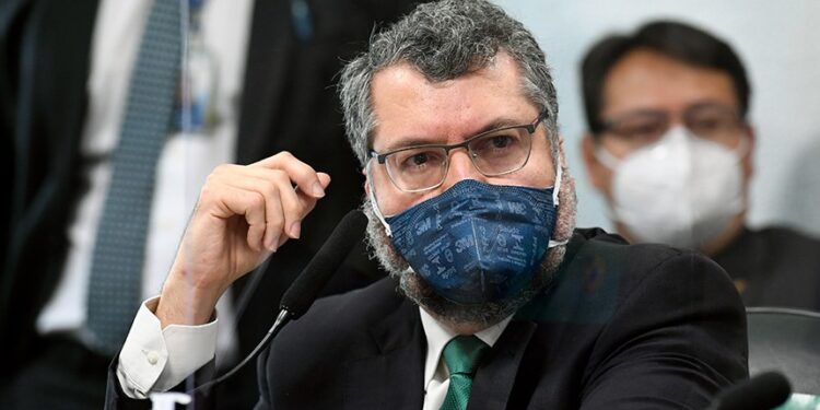 Ernesto Araújo confirma pedido de insumos à Índia para produção de cloroquina