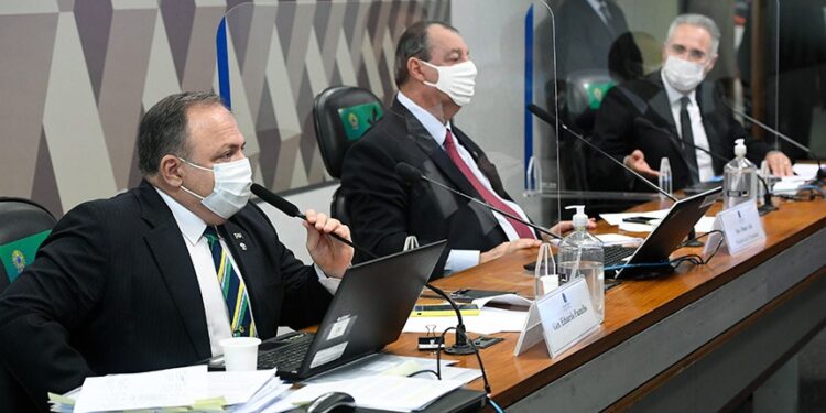 Em depoimento cheio de contradições, Pazuello nega que o Ministério da Saúde tenha incentivado o uso de cloroquina