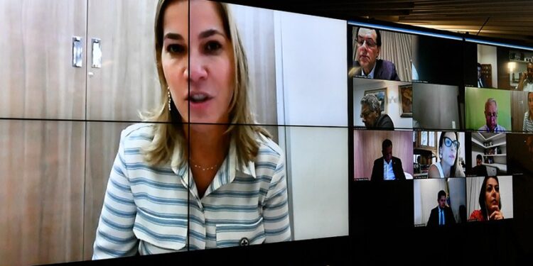 CPI ouve na terça secretária do Ministério da Saúde que defende cloroquina