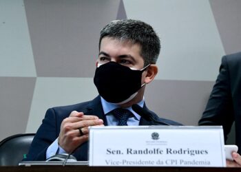 Randolfe apresenta requerimento para convocação de Bolsonaro na CPI