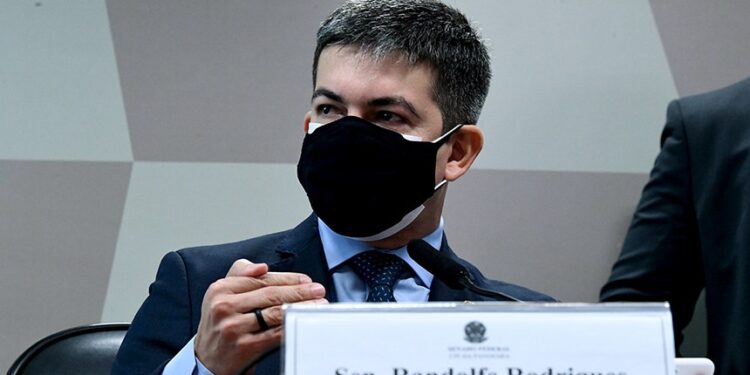 Randolfe apresenta requerimento para convocação de Bolsonaro na CPI