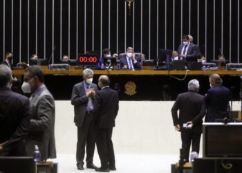 Câmara vota destaques que tentam alterar texto sobre licenciamento ambiental aprovado nesta quarta