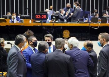 Câmara aprova projeto que altera regras de votação nas sessões do Plenário, limitando a atuação da oposição