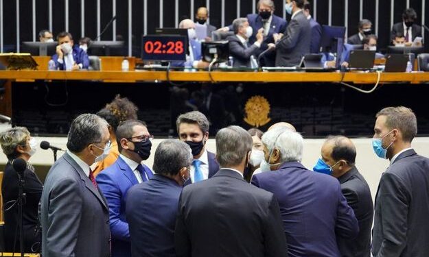 Câmara aprova projeto que altera regras de votação nas sessões do Plenário, limitando a atuação da oposição