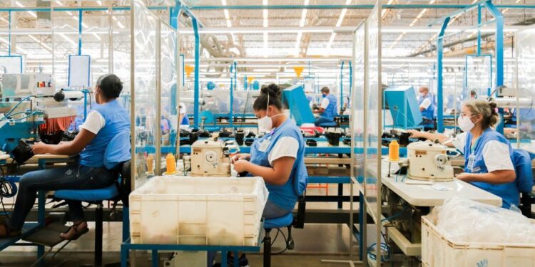 Produtividade cai 2,5% no primeiro trimestre de 2021, aponta pesquisa da CNI