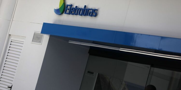 Câmara aprova texto-base da MP de privatização da Eletrobras