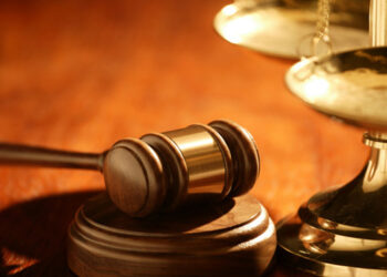 Descumprimento de contrato para entrega de imóveis gera indenização a casal