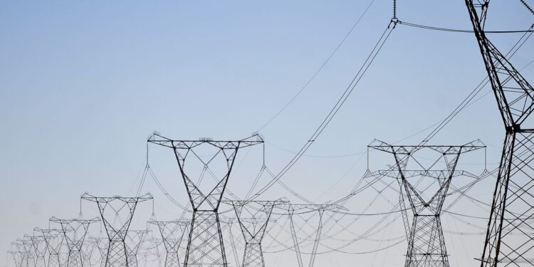Com risco de apagão, Ministério diz que setor de energia trabalha para evitar racionamento