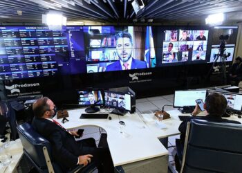 Senado aprova MP que desestatiza Eletrobras; texto volta para Câmara