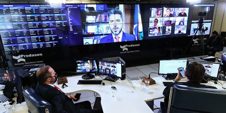 Senado aprova MP que desestatiza Eletrobras; texto volta para Câmara