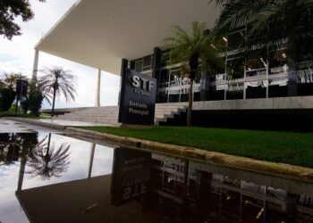 Senadores apresentam notícia-crime contra Bolsonaro por prevaricação