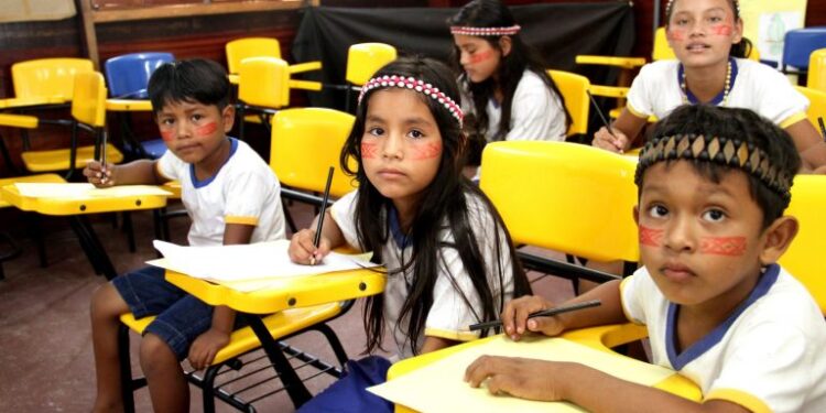 Lei garante R$ 3,5 bi para conectividade de alunos e professores da rede pública