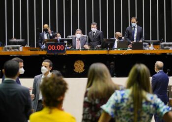 Câmara pode votar nesta terça-feira MP que simplifica abertura e funcionamento de empresas