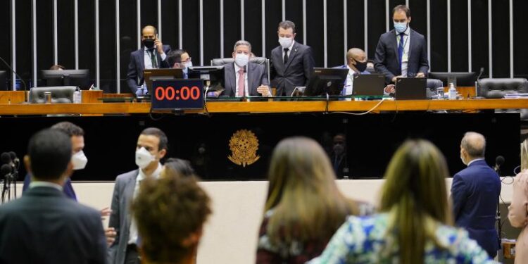 Câmara pode votar nesta terça-feira MP que simplifica abertura e funcionamento de empresas