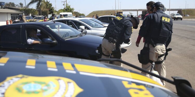 PRF aplica mais de 35 mil multas em rodovias durante feriado