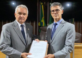 Coronel Azevedo recebe do General Girão documentos da CGU sobre gastos do Governo estadual no combate à Covid-19