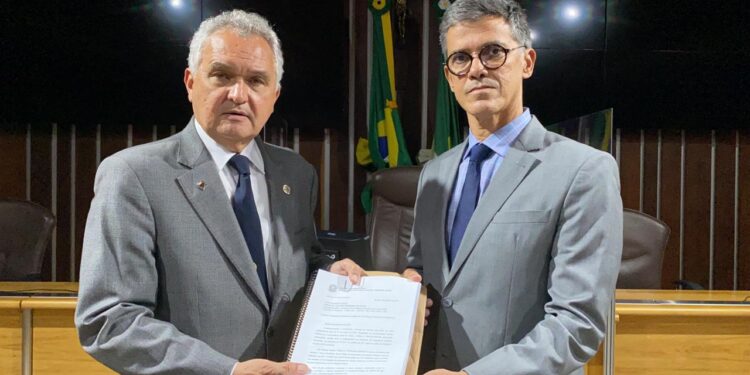 Coronel Azevedo recebe do General Girão documentos da CGU sobre gastos do Governo estadual no combate à Covid-19