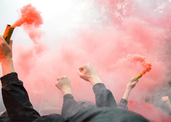 Clube de futebol é condenado a indenizar torcedores do rival que tiveram carro depredado por torcida