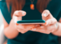 Empregada doméstica demitida por WhatsApp receberá indenização