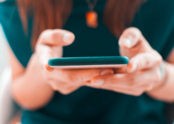 Empregada doméstica demitida por WhatsApp receberá indenização