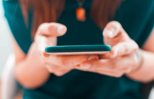 Empregada doméstica demitida por WhatsApp receberá indenização