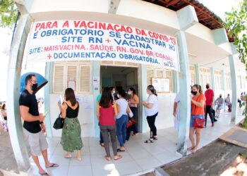 Com novos públicos atendidos, pontos de vacinação contra a Covid-19 registram movimento intenso