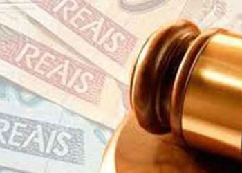 Vendedora testemunha de roubo com arma e vítima de humilhações consegue indenização