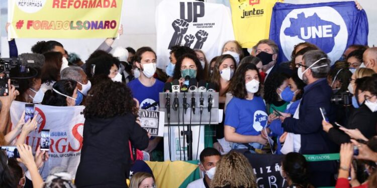 Oposição apresenta à Câmara “superpedido” de impeachment de Bolsonaro